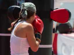 92192481-jonge-meisjes-die-fitness-en-bokstraining-doen-met-punching-bag